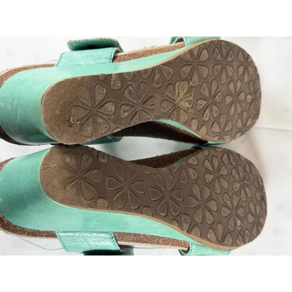 Aetrex Teal‎ Leather Wedge Sandals Adjustable Straps Bronze Medallion Womens